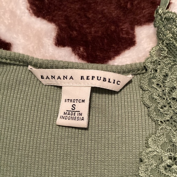 Size S Banana Republic sage green lace trimmed camisole w/ sweetheart neckline - Picture 3 of 4